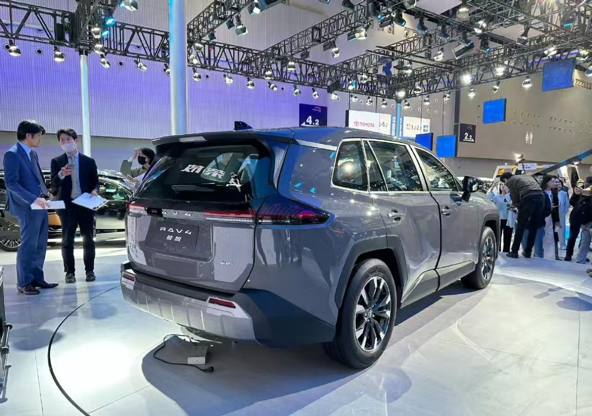 “小号普拉多”？智能化大幅提升，新一代RAV4荣放16.98万元起__“小号普拉多”？智能化大幅提升，新一代RAV4荣放16.98万元起