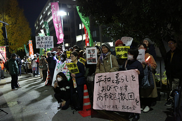 记者采访特朗普用长话筒__特朗普说中国话