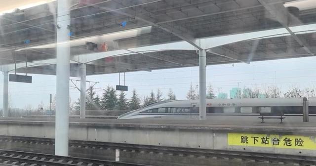 泸州只有100趟动车我上周刚在站台啃完最后一口凉饼抬头数屏，深圳重庆成都等多线开通让交通变得更加便捷，城市逐步迈向高铁新时代-有驾