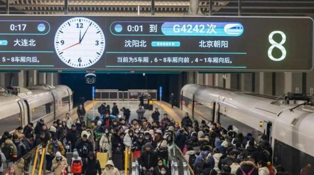 泸州只有100趟动车我上周刚在站台啃完最后一口凉饼抬头数屏，深圳重庆成都等多线开通让交通变得更加便捷，城市逐步迈向高铁新时代-有驾