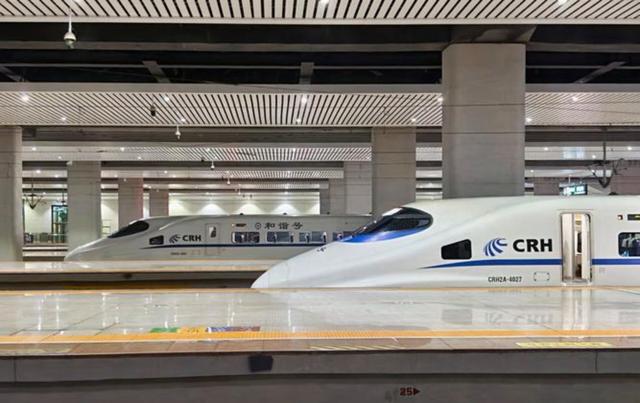 泸州只有100趟动车我上周刚在站台啃完最后一口凉饼抬头数屏，深圳重庆成都等多线开通让交通变得更加便捷，城市逐步迈向高铁新时代-有驾