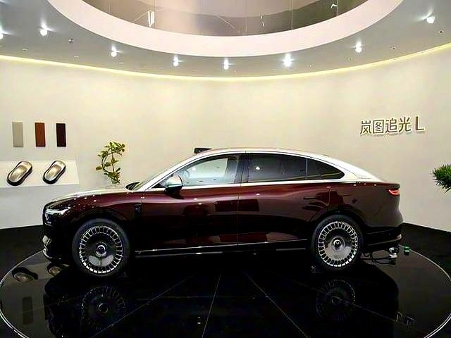 岚图追光L上市，搭载乾崑ADS，支持5C超充-有驾