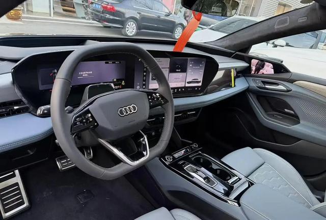纯电奥迪A6L实车亮相！车长超5米1搭华为乾坤系统，551马力带空气悬架配置-有驾
