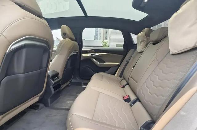 纯电奥迪A6L实车亮相！车长超5米1搭华为乾坤系统，551马力带空气悬架配置-有驾